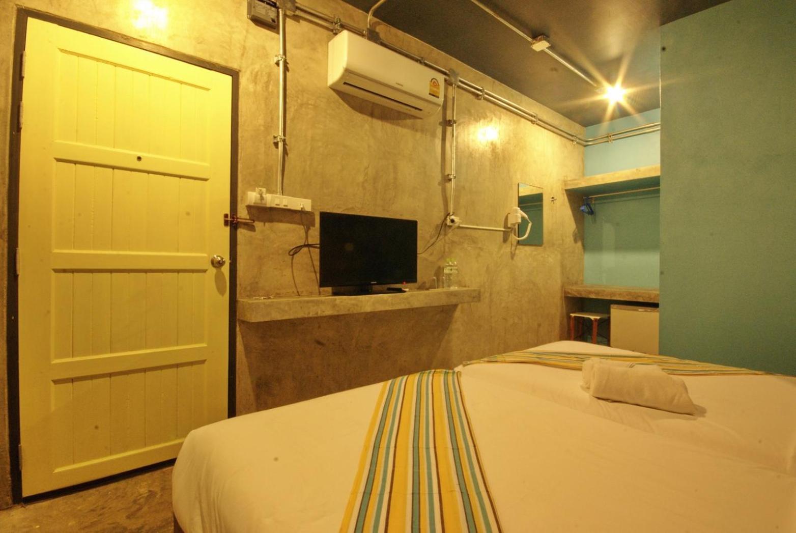 Seabox Khaolak Hostel Khao Lak Exterior photo