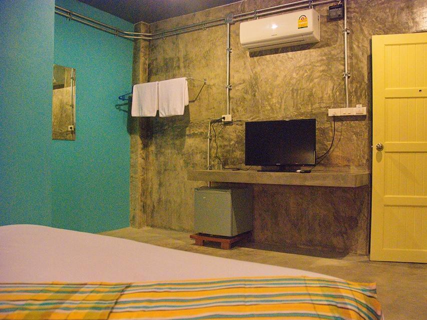 Seabox Khaolak Hostel Khao Lak Exterior photo